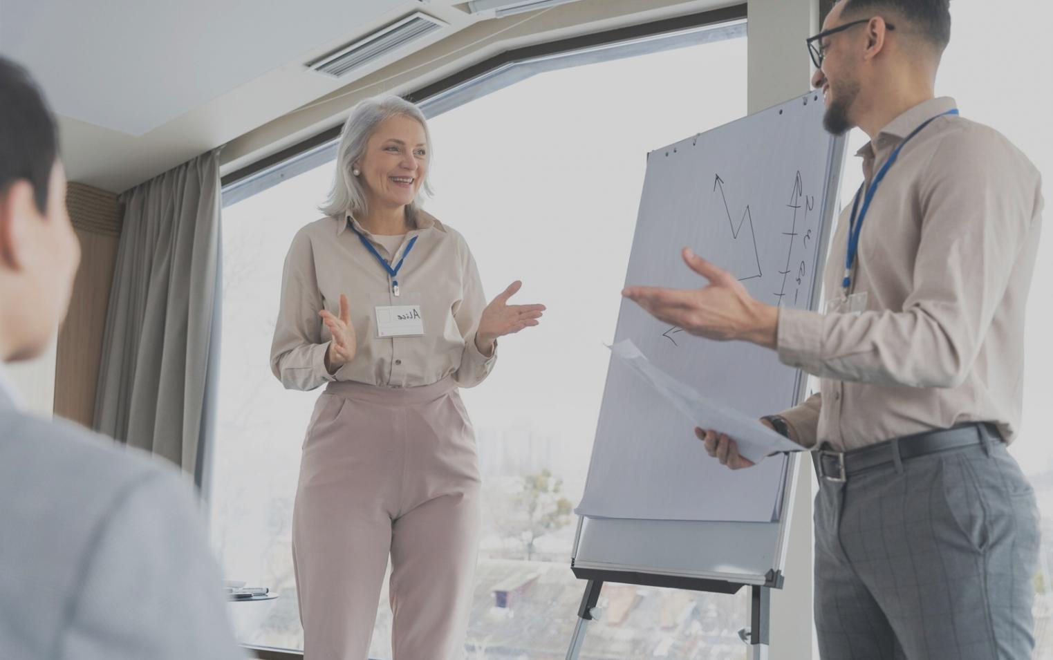 Participante trabajando en su estrategia de contenido SEO durante el programa