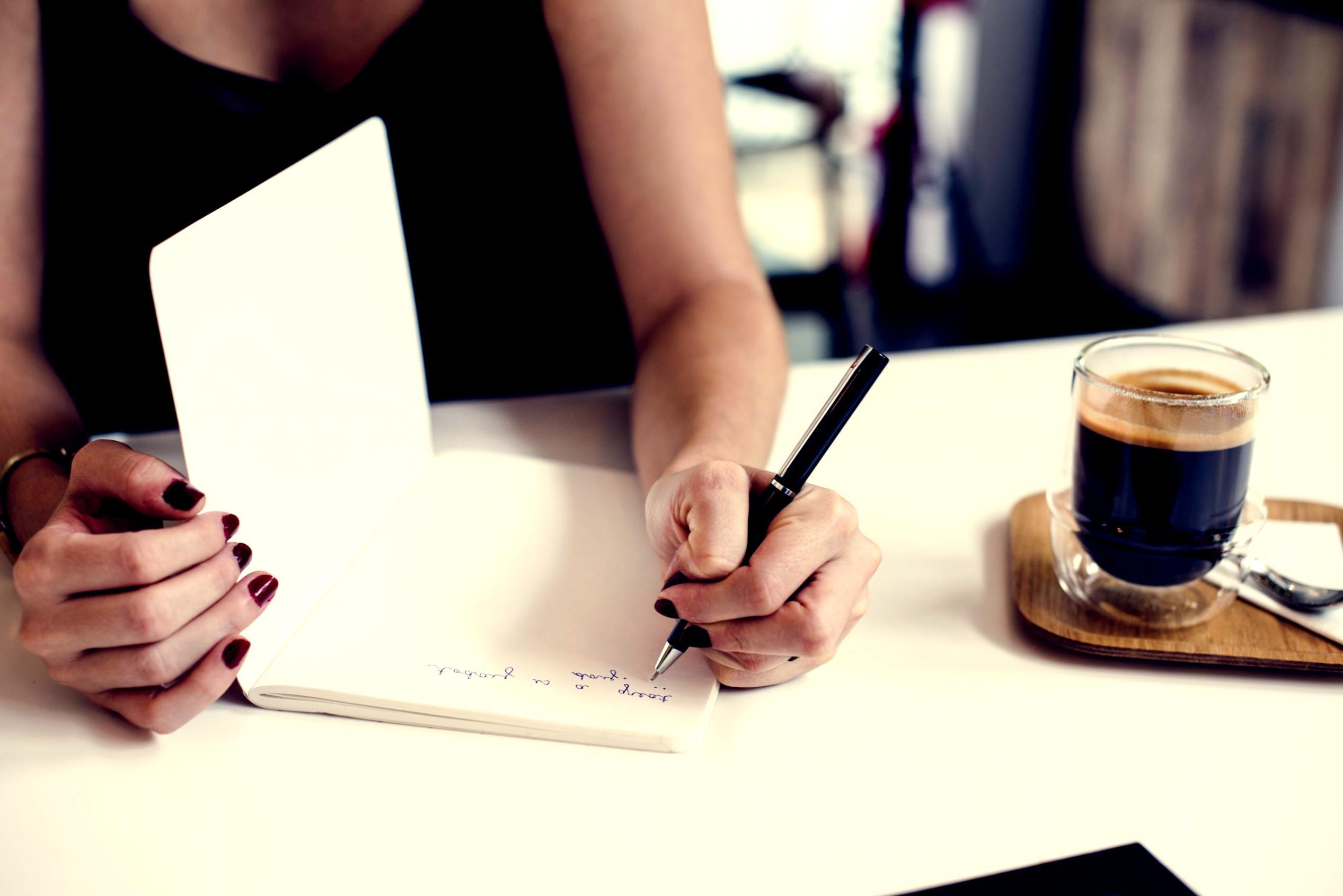 Experto en estrategia de contenido SEO explicando técnicas en sesión formativa