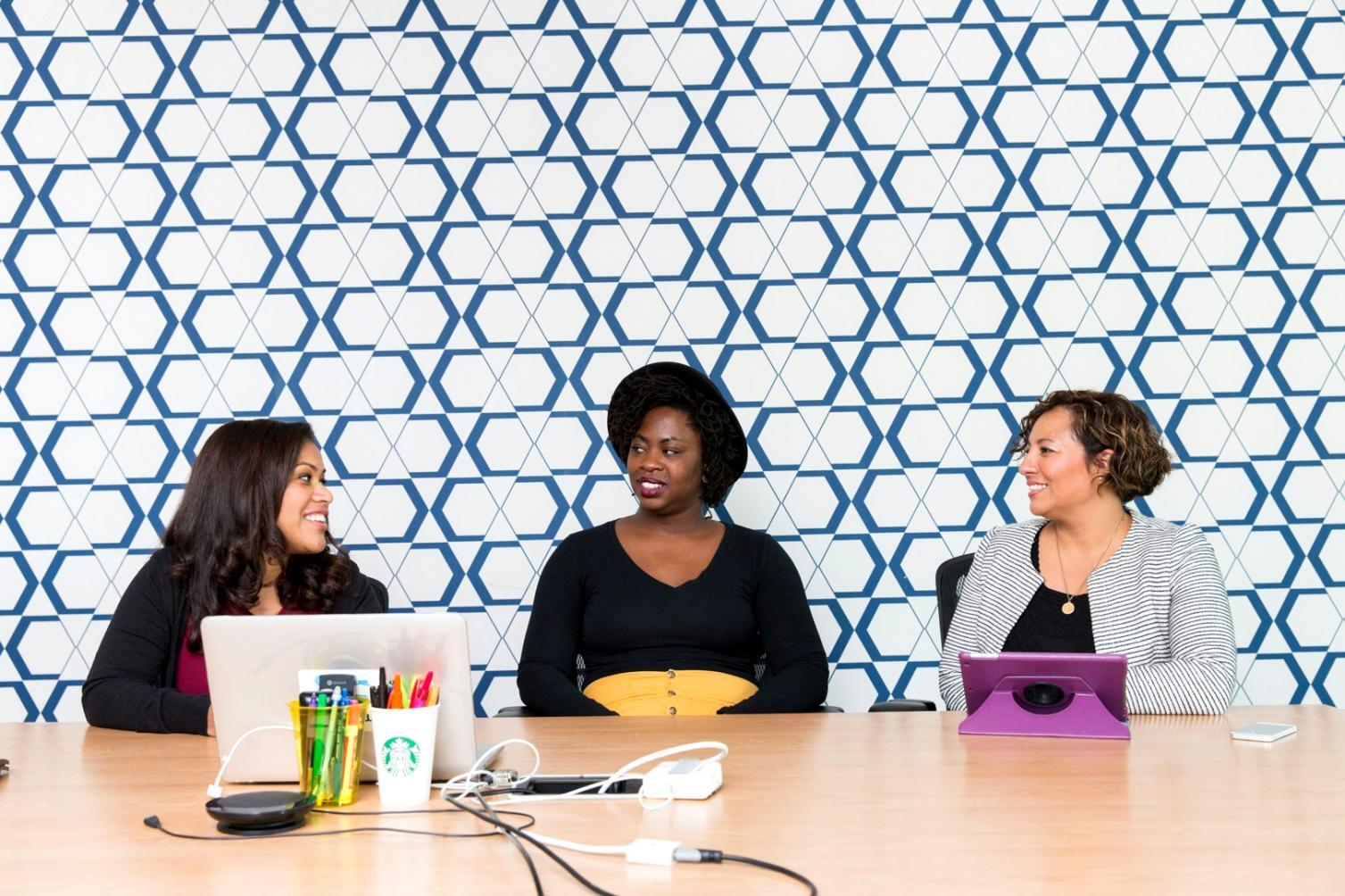 Participante analizando métricas de contenido en pantalla