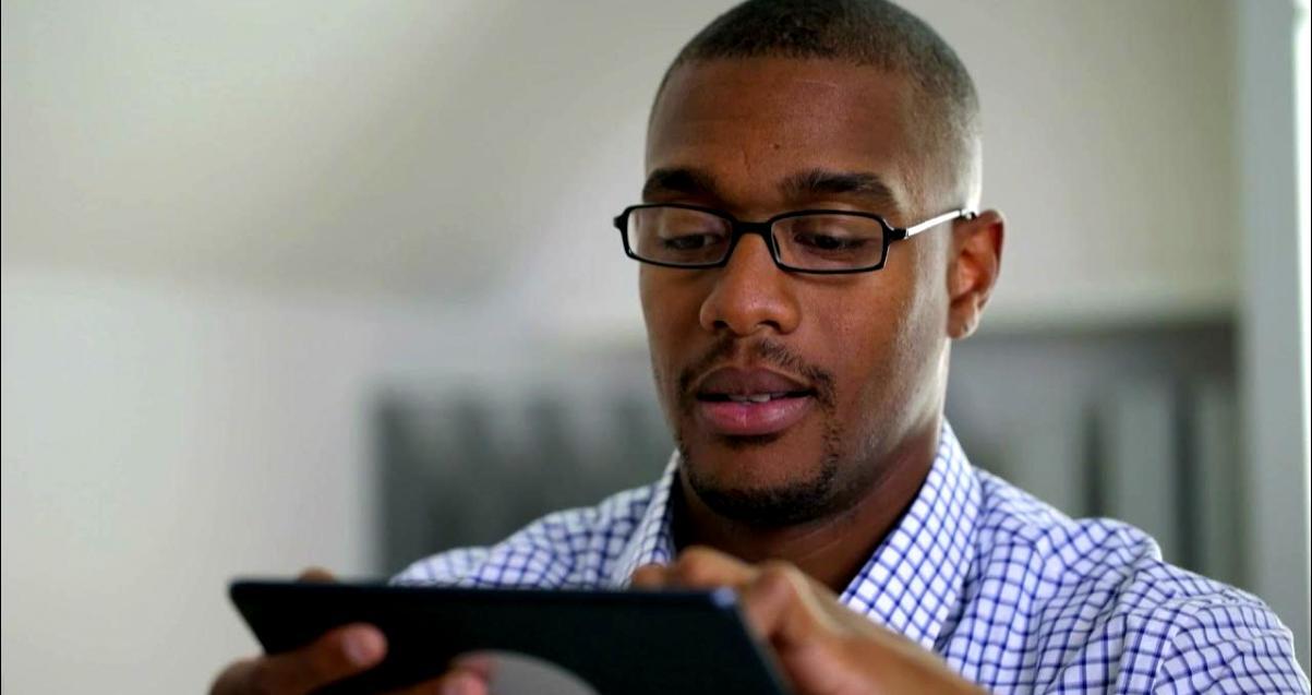 Sesión de estrategia de contenido SEO con análisis de palabras clave y estructura editorial